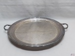 Enorme bandeja redonda com 2 alças em prata 90. Medindo 43cm de diâmetro.