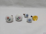 Lote de 4 puxadores em porcelana e 1 puxador em resina. Medindo o maior em porcelana 4cm de diâmetro.