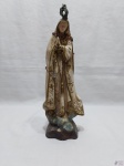 Imagem de Nossa Senhora em gesso com rica policromia. Medindo 36cm de altura. Leves bicados e a corroa necessita de restauro.