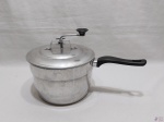 Panela pipoqueira em alumínio. Medindo 20cm de diâmetro x 22cm de altura.
