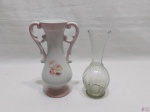Lote de vaso floreira em vidro canelado e vaso floreira em porcelana com pintura floral. Medindo o vaso em porcelana 20cm de altura.