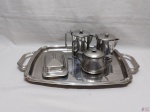 Jogo de 5 peças para servir chá, café em aço inox. Composto de bule, leiteira, açucareira, manteigueira e bandeja. Medindo a bandeja 53,5cm x 34cm.