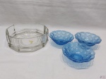 Jogo de travessa redonda funda em vidro incolor facetado e 3 bowls em vidro azul moldado. Medindo a travessa 21cm de diâmetro x 7,5cm de altura.