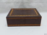 Caixa retangular em madeira marchetada com divisões internas, não acompanha chave. Medindo 30cm x 22,5cm x 10cm de altura.