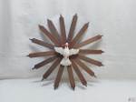 Pomba Espírito Santo em madeira para pendurar. Medindo 42cm de diâmetro.