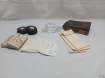 Lote composto de par de baralhos, cinzeiro em vidro, etc. Medindo o cinzeiro 15cm x 14cm.