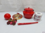 Lote natalino diverso, composto de potiche, castiçal, etc. Medindo o potiche 14cm de altura.