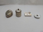 Lote diverso, composto de cinzeiro em porcelana, palmatória em porcelana, etc. Medindo o pote em metal com laminas de madrepérola 7cm de diâmetro x 7cm de altura.