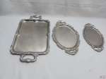 Lote composto de 3 bandejas em aço inox Meridional com relevo na borda. Medindo a retangular 52cm x 31cm.