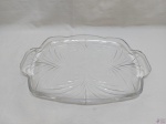 Prato de bolo, pudim quadrado com alça em vidro moldado. Medindo 28cm x 28cm.