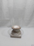 Lindo vaso floreira em vidro incolor com base em cerâmica. Medindo 35cm de altura x 21cm de diâmetro de boca.