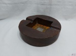 Enorme cinzeiro em madeira rústica. Medindo 29cm de diâmetro x 7,5cm de altura.