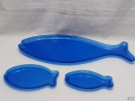 Jogo de 3 travessas na forma de peixe em resina azul. Medindo a maior 59cm x 27cm.