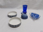 Lote diverso, composto de petisqueiras em porcelana, vaso floreira em vidro azul, etc. Medindo o vaso 13,5cm de altura x 7cm de diâmetro.
