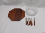 Lote diverso composto de 6 espátulas para pasta, bandeja facetada em madeira e bowl em vidro moldado. Medindo a bandeja 32cm de diâmetro.