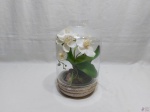 Arranjo com flores artificiais sob vaso em cerâmica pintada e redoma em vidro incolor. Medindo 14cm de diâmetro de base x 28cm de altura