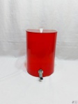 Antigo recipiente em acrílico vermelho da década de 70 para água e sucos. Medindo 21cm x 20cm x 29cm de altura. Com pequeno bicado na tampa, nada que interfira o uso da peça.