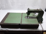 Antiga maquina de costura Suíça Elna verdinha, no estojo original com acessórios, necessita de revisão.