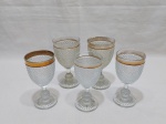 Lote de 2 taças de água e 3 taças de vinho em vidro moldado padrão pontas de diamante, friso ouro. Medindo as taças de água 8cm de diâmetro x 15cm de altura.