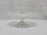Enfeite, centro de mesa em cristal tipo navete, ricamente lapidado. Medindo 34cm x 16cm de boca x 16cm de altura. Peça restaurada, com leve bicado.