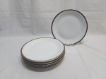 Jogo de 6 pratos rasos em porcelana Renner Medaillon, friso prata. Medindo 25,5cm de diâmetro.