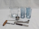 Lote de balde gelo em vidro incolor com 4 copos em vidro azul, 4 peças de bar em aço inox. Medindo o balde de gelo 12,5cm de diâmetro x 14cm de altura.