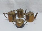 Jogo de servir chá, café com 4 peças em metal dourado da marca Belprata. Medindo o bule de café 12,5cm de altura.