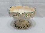Centro de mesa, fruteira em porcelana floral com friso verde. Medindo 26cm de diâmetro de boca x 18,5cm de altura. Leve restauro na borda.