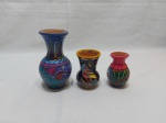 Lote com 3 vasos decorativos em cerâmica vitrificada. Medindo o maior 14,5cm de altura.