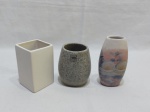 Lote de 3 vasos decorativos, sendo 2 em porcelana e 1 em pedra. Medindo a maior em porcelana pintada 13cm de altura.
