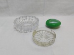 Lote composto de cinzeiro em grosso cristal moldado, cinzeiro em grosso vidro lapidado e petisqueira em vidro opalinado verde. Medindo o cinzeiro maior 19cm de diâmetro x 5,5cm de altura.