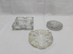 Lote de 3 cinzeiros em vidro e cristal. Medindo o maior em demi-cristal 16cm x 16cm x 4cm de altura.