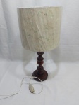 Abajur em madeira torneada com cúpula, funcionando perfeitamente. Medindo 51cm de altura com a cúpula.