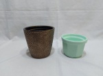 Lote de 2 cachepots, sendo um em cerâmica vitrificada com relevos e um em porcelana verde. Medindo o maior em cerâmica 14cm de diâmetro de boca x 13,5cm de altura.