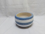 Cachepot em cerâmica vitrificada com pintura azul e branco. Medindo 21cm de diâmetro de boca x 13cm de altura. Leve bicado na boca.