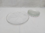 Prato de servir bolo com 5 pratinhos em vidro moldado. Medindo o prato de servir 30cm de diâmetro e os pratinhos 17,5cm de diâmetro.