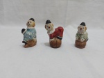Lote de 3 enfeites na forma de palhaço em biscuit. Medindo 7,5cm de altura.