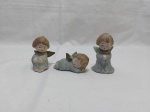 Lote de 3 enfeites na forma de anjos em biscuit. Medindo o maior 8,5cm de altura.