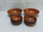 Lote com 2 travessas redondas bowl e 8 cumbucas bowl em madeira. Medindo as travessas 25,5cm de diâmetro x 7cm de altura.