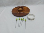 Lote composto de petisqueira redonda com 3 divisões, 5 espetos de petisco em aço inox e 2 suportes para pasta, sendo um em madeira e um em porcelana. Medindo a petisqueira 28cm de diâmetro.