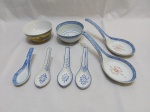 Lote composto de 2 bowls, 4 colheres e 2 colheres de servir em porcelana. Medindo o bowl maior 12cm de diâmetro x 5,5cm de altura.