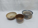 Lote composto de um bowl e 2 cachepots em cerâmica. Medindo o cachepot maior 15cm de diâmetro x 9cm de altura.