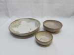 Lote composto de 3 bowls em cerâmica vitrificada. Medindo o maior 22,5cm de diâmetro de boca x 5,5cm de altura.