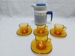 Lote composto de bule em porcelana Pozzani e 4 xícaras de café quadrada em vidro Duralex. Medindo o bule 17cm de altura.