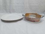 Lote composto de forma de bolo pudim em vidro temperado e prato de bolo em porcelana branca. Medindo o prato 33cm de diâmetro
