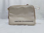 Maleta em lona branca da cia aérea inglesa British Caledonian. Medindo 40cm x 30cm x 14,5cm de profundidade.