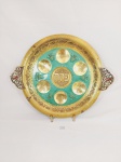 Prato Judaico Decorativo de parede em Metal dourado pintado. Medida:34,5 cm diametro e alça a alça 42 cm