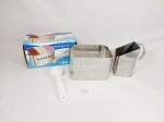 Lote 2 peças sendo Suporte para sorvete com pegador e suporte leite em Aço Inox. Medida: sorvete 2 litros  17,5 cm x 13,5 cm e colher 19 cm, leite 14,5 cm x 8 cm x 7,5 cm