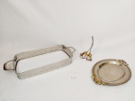 Lote 3 Peças sendo 1 Suporte Pyrex, 1 sineta e 1 bandeja em metal prateado. Medida:sineta 16 cm , Suporte pyrex 19 cm x 33 cm e 42 alça a alça, bandeja 27 cm x 18 cm
