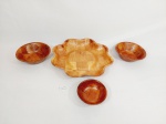 Lote 4 peças em madeira sendo 1 saladeira Flor e 3 cumbucas . Medida: Saladeira 30 cm e cumbucas 15 cm  e 10,5 cm